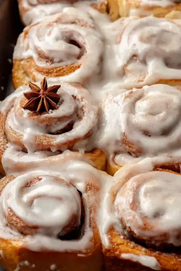 Soft Gingerbread Cinnamon Rolls